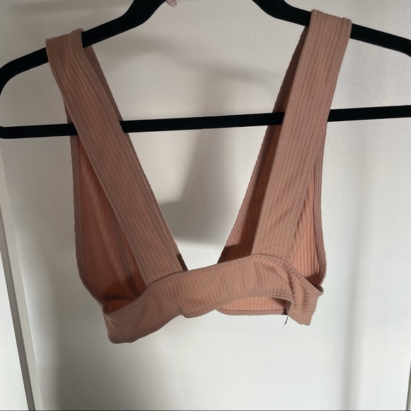 UO deep v crop - Picture 2 of 2